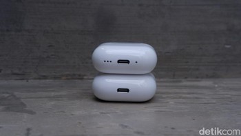 Pada bagian bawa terlihat perbedaan antara keduanya. Airpods 4 dengan ANC memiliki speaker untuk mengeluarkan suara ketika dilakukan pencarian menggunakan Find My. Foto: Adi Fida Rahman/detikINET