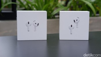 Apple membuat kemasan yang berbeda. Sebelah kiri merupakan AirPods 4 versi standar. Sementara kanan adalah AirPods 4 dengan ANC. Foto: Adi Fida Rahman/detikINET