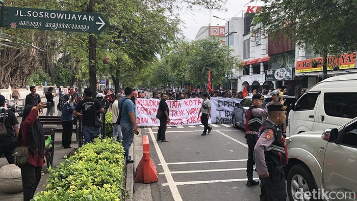 Aksi demo para pedagang eks Teras Malioboro 2 (TM 2) menutup Jalan Malioboro, Kota Jogja, Jumat (7/2/2025) sore.