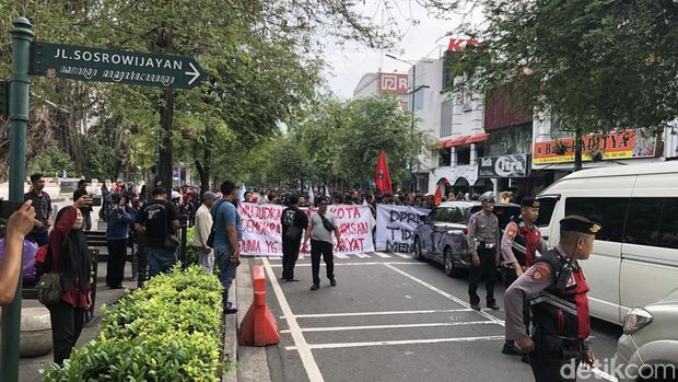 Aksi demo para pedagang eks Teras Malioboro 2 (TM 2) menutup Jalan Malioboro, Kota Jogja, Jumat (7/2/2025) sore.