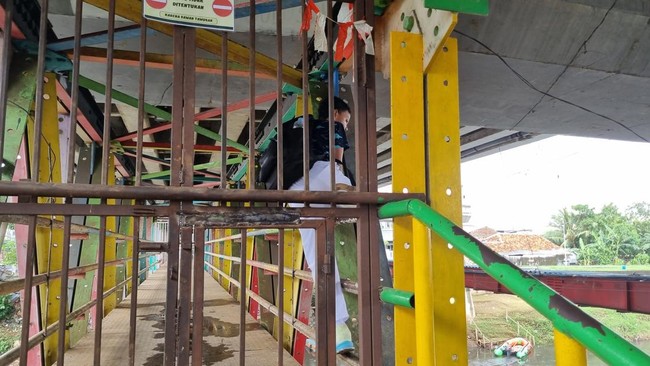 Bagai Benteng Takeshi di Kalibata karena JPO Ditutup