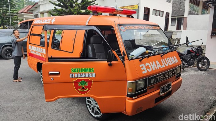 Ambulans di Kalurahan Glagaharjo, Cangkringan, Sleman, yang viral karena sirene tiba-tiba berbunyi pada Jumat (7/2/2025) dini hari.