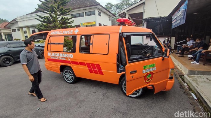 Ambulans di Kalurahan Glagaharjo yang viral karena sirene tiba-tiba berbunyi pada Jumat (7/2/2025).