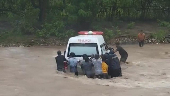 Ambulans memuat dua pasien hamil terjebak banjir di dalam Sungai 
Nefopal, Desa Oelatimo, Kecamatan Kupang Timur, Kabupaten Kupang, NTT, Jumat (6/2/2025). (Istimewa).