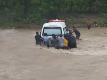 Dramatis Ambulans Angkut Dua Ibu Hamil Terjebak Banjir di Kupang