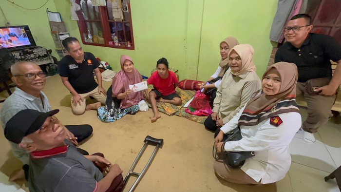 Andre Rosiade Bantu Warga Disabilitas Penderita Stroke di Kota Padang