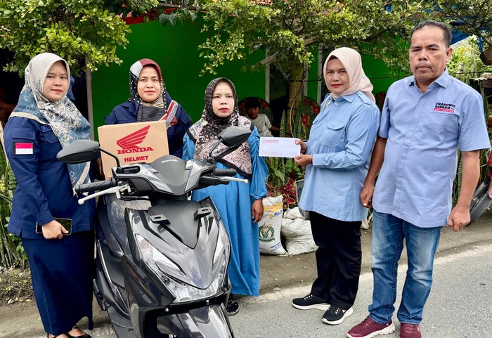 Andre Rosiade Hadiahkan Sepeda Motor ke Guru Honorer di Kabupaten Solok