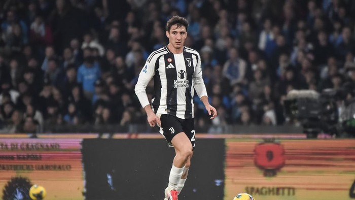 NAPLES, ITALY - JANUARY 25: Andrea Cambiaso of Juventus FC during the Serie A match between Napoli and Juventus at Stadio Diego Armando Maradona on January 25, 2025 in Naples, Italy. (Photo by Ivan Romano/Getty Images)