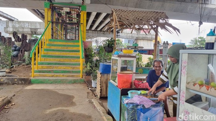 Atin (52) pedagang gado-gado di kolong flyover mengaku sudah tiga pekan dagangannya sepi karena JPO kolong Kalibata ditutup (Taufiq S/detikcom)