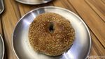 Mencicipi Kopi Eksotik dan Bagel Pistachio di Kafe Industrial Blok M
