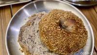 Bagel Coffee Company dapat kamu temui di Pasaraya Blok M, Jakarta Selatan. Buka setiap hari, mulai pukul 10.00-22.00. Foto: detikcom/Riska Fitria