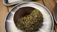 Untuk yang manis bisa cicip Callebout Chocolate Pistachio seharga Rp 42.000. Diisi dengan cokelat Belgia dan topping kacang pistachio. Foto: detikcom/Riska Fitria