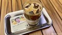 Di sini kamu bisa cicip Cold White Rp 33.000 yang menggunakan biji kopi Sugar Daddy, kopi eksotik house blend Arabika dari Ethiopia. Foto: detikcom/Riska Fitria
