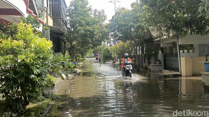 Banjir di Jalan Taman Satrio Manah, Kota Semarang, Jumat (7/2/2025) sore.