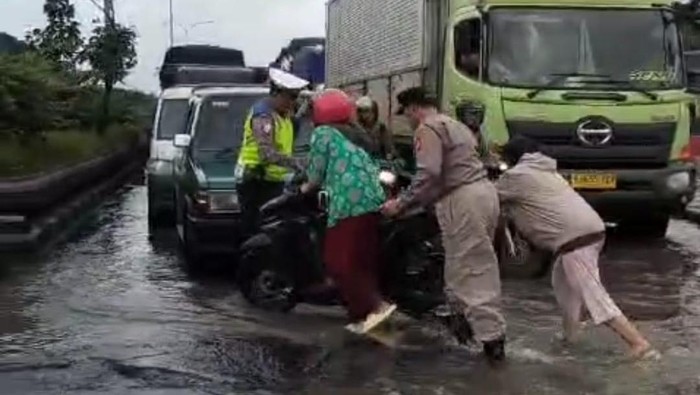 Kondisi banjir di Jalan Pantura Kaligawe Raya Semarang-Demak, Kecamatan Genuk, Kota Semarang, Jumat (7/2/2025).
