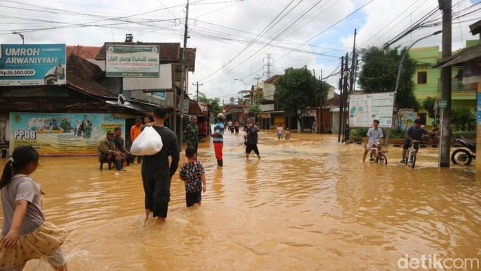 Banjir menggenang hampir seluruh wilayah di Desa Mejobo, Kudus, Jumat (7/2/2025).