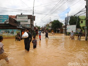 Banjir di Mejobo Kudus Capai 1 Meter, Sebagian Warga Bertahan di Rumah