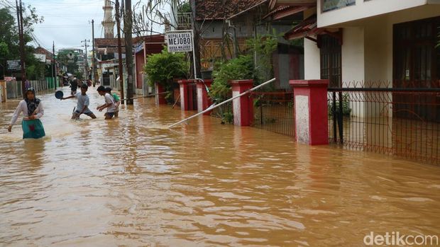 Banjir menggenang jalan-jalan di Desa Mejobo, Kudus. Jumat (7/2/2025).
