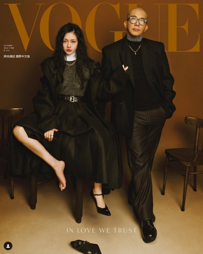 DJ Koo sempat memberikan pernyataannya mengenai kepergian Barbie Hsu. Kepada media Korea, Ilgan Sports, pria 55 tahun itu mengatakan dirinya tidak baik-baik saja dengan suara lirih dalam percakapan telepon. Foto: Dok. Instagram Barbie Hsu, Vogue