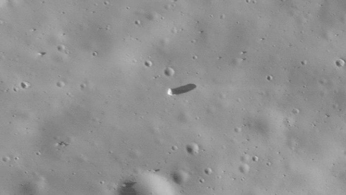 Batu di Phobos, bulan Mars, yang disebut monolit atau menara pencakar langit.