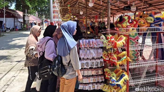 Beberapa lapak UMKM disediakan panitia Cap Go Meh di Pulau Kemaro Palembang