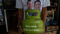 Menanggapi polemik yang muncul di tengah masyarakat, Presiden Prabowo Subianto mengeluarkan instruksi untuk membatalkan kebijakan larangan pengecer menjual gas elpiji 3 kg pada Selasa (4/2/2025). Hal tersebut disampaikan oleh Wakil Ketua DPR RI, Sufmi Dasco Ahmad. Dia juga menambahkan bahwa instruksi untuk melarang pengecer berjualan elpiji 3 kg bukan datang dari Prabowo. (ANTARA FOTO/Maulana Surya)
