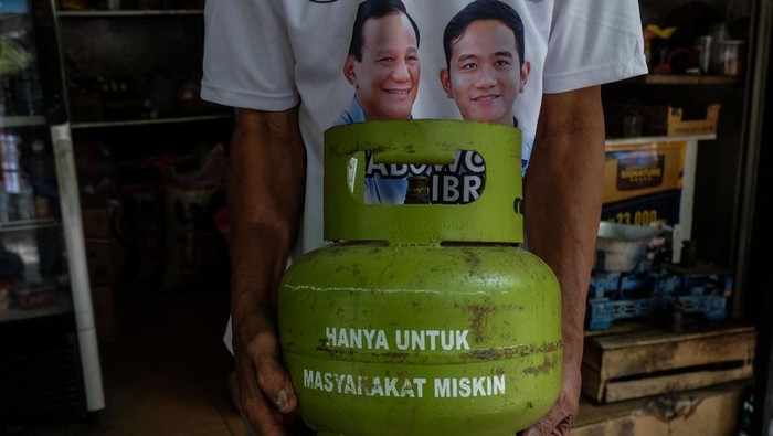 Pedagang eceran gas elpiji 3 kg membawa tabung gas kosong di Pasar Bangunharjo Manahan Solo, Jawa Tengah, Selasa (4/2/2025). Untuk mengatasi kesulitan akses elpiji 3 kg di masyarakat, pemerintah mengaktifkan kembali pengecer gas elpiji 3 kg yang ada untuk berjualan dan mendorong para pengecer dapat mendaftarkan diri sebagai subpangkalan resmi guna melindungi rakyat sebagai konsumen terakhir. ANTARA FOTO/Maulana Surya/tom. *** Local Caption ***