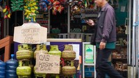 Bahlil menjelaskan, harga satu gas elpiji di tingkat pengecer bisa mencapai Rp25.000, sedangkan seharusnya dijual Rp15.000 per tabung. (ANTARA FOTO/Aditya Nugroho)