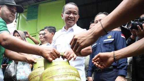 Menteri Energi dan Sumber Daya Mineral (ESDM) Bahlil Lahadalia (tengah) membantu melayani warga yang mengantre membeli gas elpiji 3 kilogram saat melakukan pemantauan di Karawaci, Tangerang, Banten, Selasa (4/1/2025). Bahlil menjamin ketersedian gas elpiji 3 kilogram ditingkat agen seluruh Jabodetabek, serta menjamin juga gas akan ada kembali di tingkat pengecer. ANTARA FOTO/Muhammad Iqbal/YU