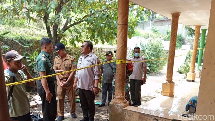 BPBD Kabupaten Pasuruan buka tenda di lokasi tanah gerak