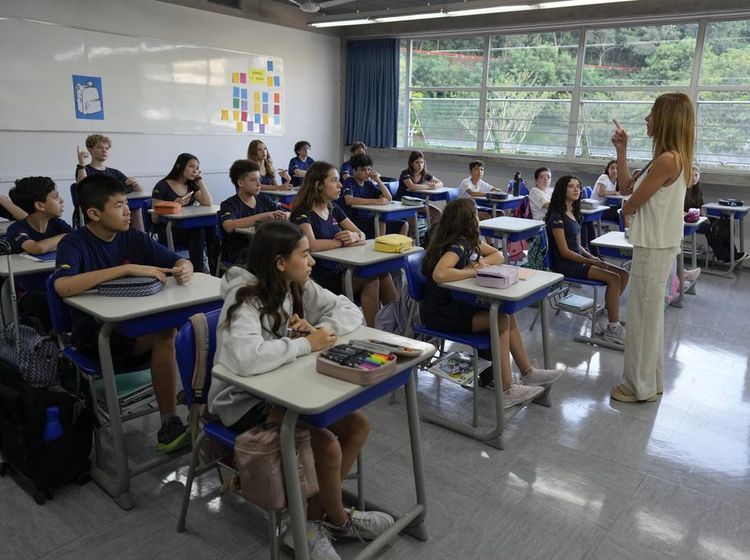 Brasil Sahkan UU Larangan Siswa Gunakan HP di Sekolah