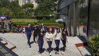 Banyak orang tua dan siswa juga mendukung langkah tersebut. Sebuah survei yang dilakukan oleh lembaga survei Brasil, Datafolha, pada bulan Oktober lalu menunjukkan bahwa hampir dua pertiga responden setuju dengan larangan penggunaan smartphone di sekolah untuk anak-anak dan remaja.