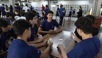 Undang-undang ini memberikan kerangka hukum yang jelas, yang mengatur bahwa siswa hanya diperbolehkan menggunakan perangkat tersebut dalam situasi darurat, untuk tujuan pendidikan, atau bagi mereka yang memiliki disabilitas yang memerlukan akses terhadap perangkat tersebut.