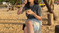 Main di tepi pantai tak dilewati Bulan untuk jajan dari pedagang kaki lima. Adalah camilan bernama lumpiang yang dinikmatinya di Sanur, Bali. Foto: Instagram/bulansutena