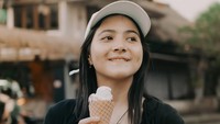 Pulang ke Bali menjadi momen yang selalu membahagiakan untuknya. Sekadar jalan kaki sambil makan es krim saja sudah membuat Bulan tersenyum lebar. Foto: Instagram/bulansutena