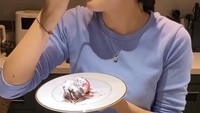 Di rumah, Bulan Sutena suka berkreasi dengan membuat kue berbahan dasar ubi jalar. Foto: Instagram/bulansutena