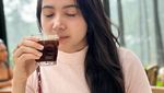 Bulan Sutena Jago Bikin Kue Ubi hingga Asyik Ngerujak