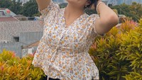 Angkat suara terkait huru-hara tersebut, Bulan Sutena membantah perempuan dalam video adalah dirinya. Ia bahkan mengaku bingung ada orang yang percaya bahwa itu benar dirinya. Foto: Instagram/bulansutena