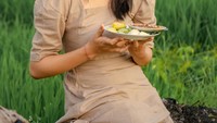 Rujak khas Bali menjadi salah satu camilan sehat favoritnya. Apalagi jika disantap di tepi sawah. Foto: Instagram/bulansutena