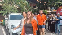 Sejak awal dihadirkan, bule dengan tinggi badan sekitar 185 sentimeter (cm) itu justru menunjukkan raut wajah yang bahagia. Sesekali, JC tampak bercanda dengan rekannya JC dan LE. Ia juga sempat menyapa awak media yang meliput. (Aryo Mahendro/detikcom)