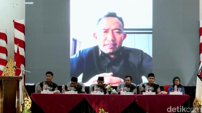 Bupati Sumenep terpilih Fauzi Wongsojudo menghadiri penyerahan SK penetapan bupati terpilih dari KPU ke DPRD Sumenep secara daring.