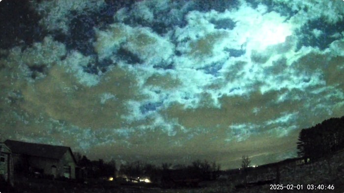 Cahaya hijau di langit