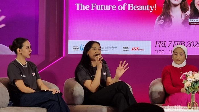 CEO Trans Digital Lifestyle Putri Tanjung saat memaparkan harapannya di Surabaya X Beauty 2025.