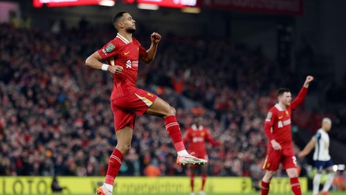 LIVERPOOL, ENGLAND - FEBRUARY 06: (THE SUN OUT, THE SUN ON SUNDAY OUT) Cody Gakpo of Liverpool celebrates scoring his teams first goal during the Carabao Cup Semi Final Second Leg match between Liverpool and Tottenham Hotspur at Anfield on February 06, 2025 in Liverpool, England. (Photo by Liverpool FC/Liverpool FC via Getty Images)