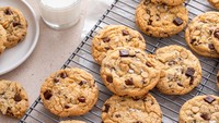 Ternyata cookies chocochip juga tercipta karena kecelakaan tahun 1938. Ketika Ruth Wakefield hendak membuat cookies butter chocolate, tapi kehabisan bahan utama cokelat biasanya. Ia akhirnya memakai cokelat batangan Nestlè yang ternyata tidak bisa menyatu dengan adonan, tapi menghasilkan tekstur unik yang rasanya nikmat. Foto: Getty Images/iStockphoto/VeselovaElena