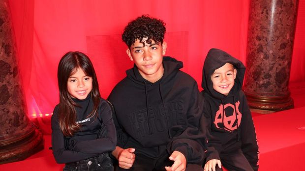 PARIS, FRANCE - MARCH 01: (EDITORIAL USE ONLY - For Non-Editorial use please seek approval from Fashion House) Eva Maria Ronaldo, Cristiano Ronaldo Jr and Mateo Ronaldo attend the Vetements Womenswear Fall/Winter 2024-2025 show as part of Paris Fashion Week on March 01, 2024 in Paris, France. (Photo by Pierre Suu/Getty Images)