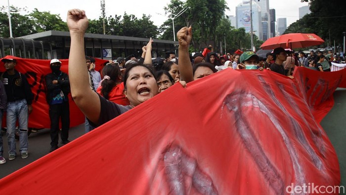 Massa dari Aliansi Rakyat Menggugat (ARM) menggelar unjuk rasa di depan Mapolda Metro Jaya, Jl Jenderal Sudirman, Jakarta, Jumat (7/2/2025). Mereka mendesak kepolisian menyelesaikan berbagai kasus hukum selama kepemimpinan Presiden RI ke-7 Joko Widodo seperti sertifikat pagar laut di pesisir Jawa.