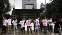 Mereka meneriakkan yel-yel dan berorasi.