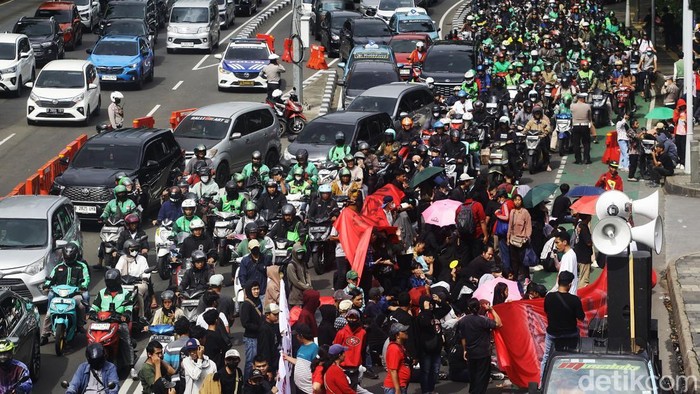 Massa dari Aliansi Rakyat Menggugat (ARM) menggelar unjuk rasa di depan Mapolda Metro Jaya, Jl Jenderal Sudirman, Jakarta, Jumat (7/2/2025). Mereka mendesak kepolisian menyelesaikan berbagai kasus hukum selama kepemimpinan Presiden RI ke-7 Joko Widodo seperti sertifikat pagar laut di pesisir Jawa.