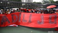 Dalam aksinya mereka juga membawa spanduk raksasa.